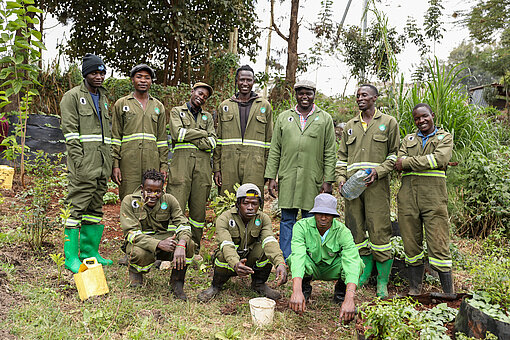 Ein Gruppenbild mit zehn Mitgliedern von „Slums Going Green“ 