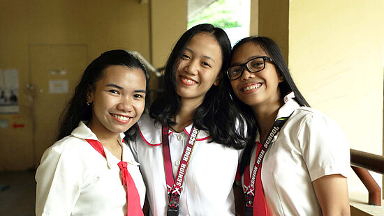 Drei junge Frauen lachen in die Kamera