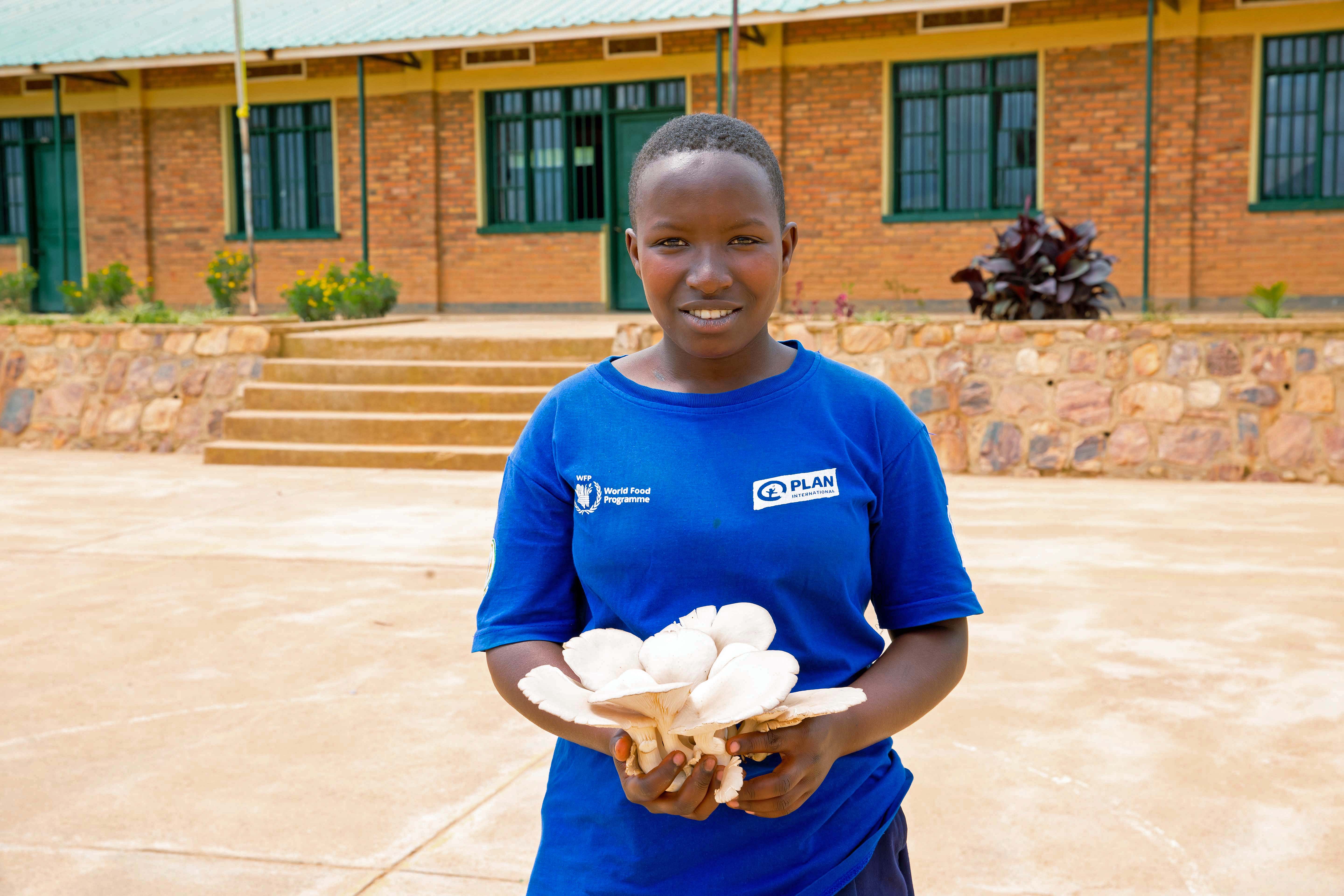 Alice (16) leitet einen Ernährungsclub in Ruanda