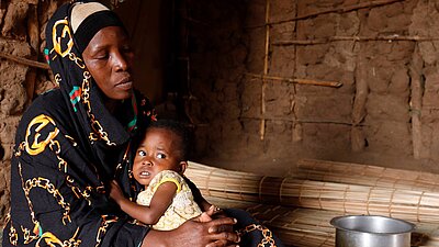 Eine Mutter mit ihrem kleinen Sohn, der von Mangelernährung betroffen ist. © Plan International / Jackson Njehia