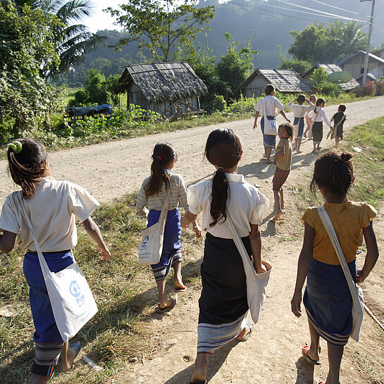 Kinder auf dem Weg zur Schule in Laos