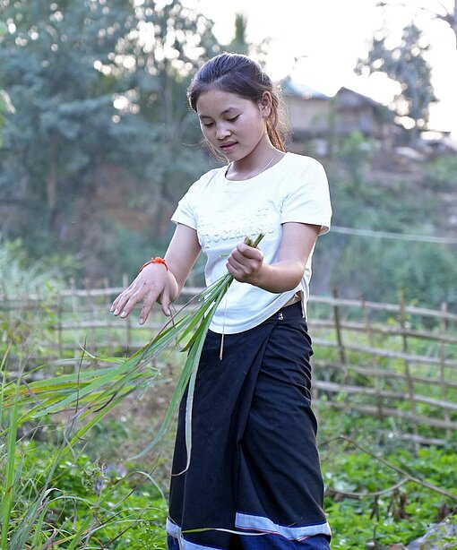 Ein Mädchen in Gemüsefeld